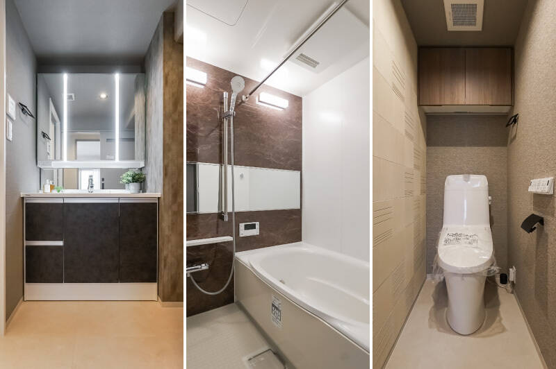 <p><b>左・</b>ややゆとりのある洗面台。3面鏡の裏も収納になっています。右手には洗濯機置き場がありますよ。／<b>中央・</b>ブラウンのアクセントパネルが貼られたユニットバス。頼もしい浴室乾燥機付きです♡／右・廊下からアクセスするトイレ。こちらもブラウン系で統一されています。</p>