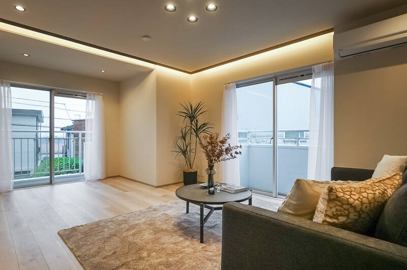 なんとLDKと3つの洋室全てがバルコニーに面している特徴的な間取り。約15帖のLDKからは2つのバルコニーにアクセスできます。