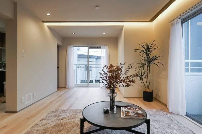 ソファからLDKを見た様子。2階で周囲は低層の戸建てのため、日差しは入るものの、人の気配は感じるかもしれません。日頃はお気に入りのレースカーテンを引いて生活することになりそうです。