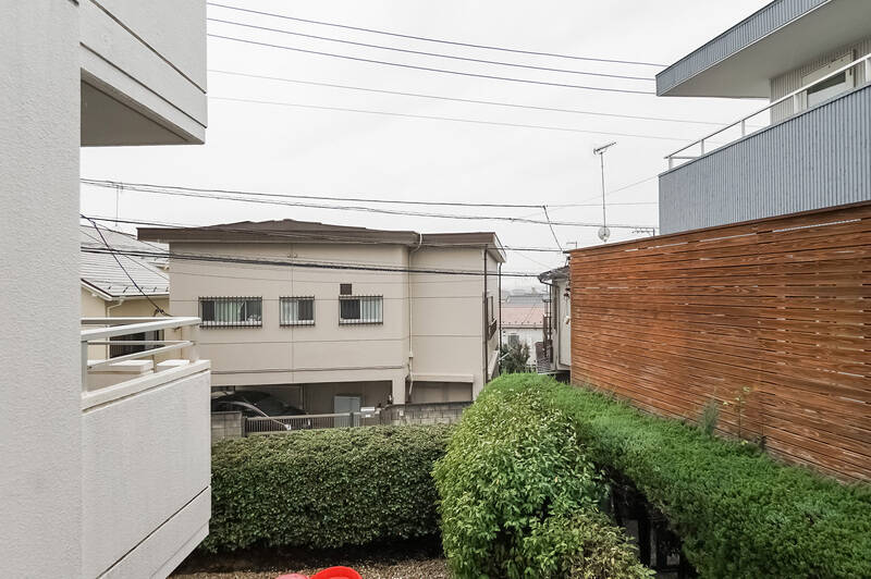 まずはLDKに面する南西のバルコニーから。眼下にはグリーンと1階の住戸のお庭が見えます。道路を挟んだ向かいの建物からは距離が保たれているため圧迫感は感じません。