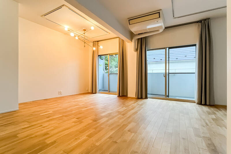 北東向きの窓からは落ち着いた光が差し込んできます。