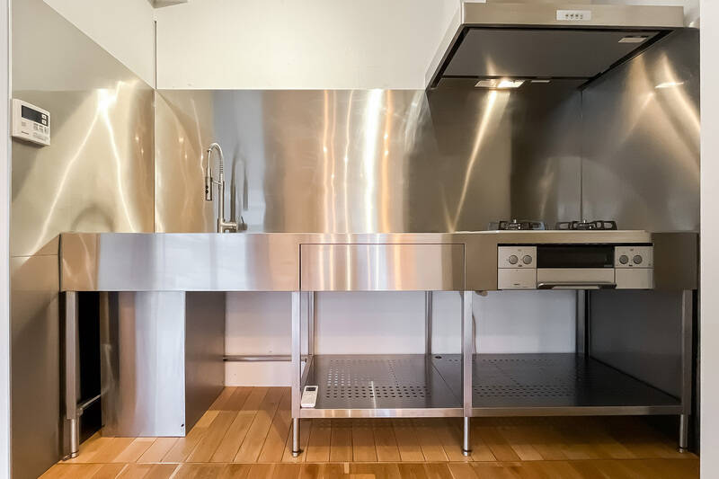 キッチンには3口コンロとグースネック水栓が備わっています。レストランの厨房かと思わせる、業務用キッチンのようなデザイン。インダストリアルデザインが好きな筆者はかなり惹かれました！