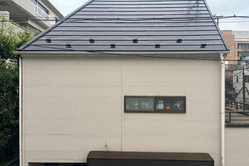 道路を挟んだ先には一軒家が建っています。