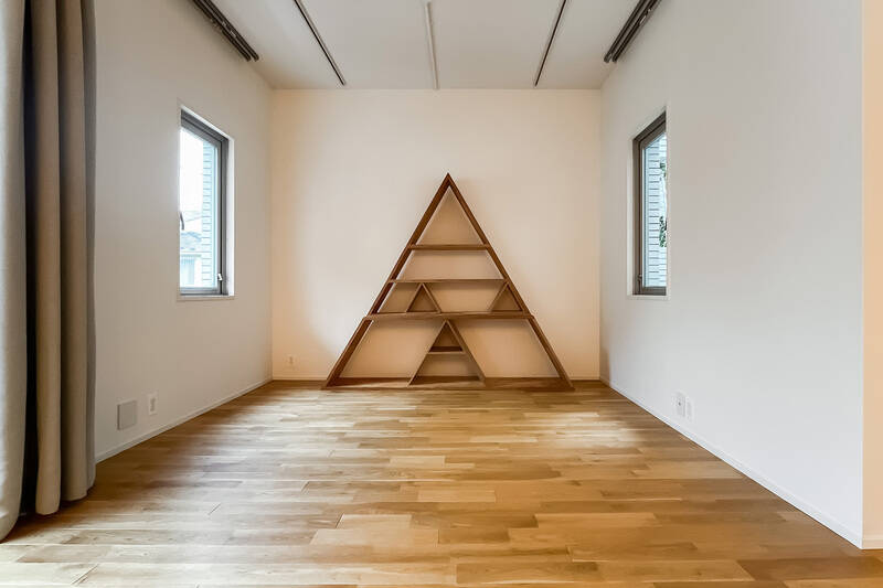 LDKには他にも腰窓が複数配置されており、採光が取れるようになっています。