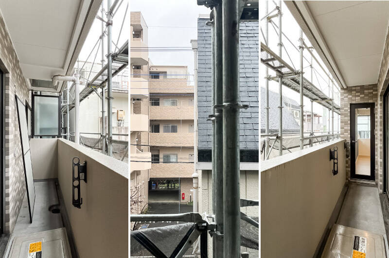 正面に他の建物があるものの、晴れていれば陽はよく当たりそう。物干し金具は腰壁に付いています。