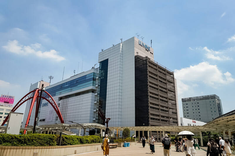 JR中央線、青梅線、南武線の3路線が乗り入れ、「かいじ」や「あずさ」など特急列車も停車する、多摩地区最大級のターミナル駅です。駅前は百貨店や複合施設が多く、生活はとても便利ですよ。