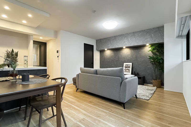 壁一面にはグレーのアクセントクロス。お好みのものに貼り替えてもいいですね。参考ディスプレイのようにダイニングやリビングスペースを設けるとスッキリ。