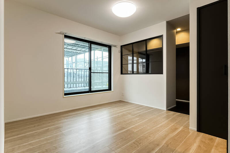 こちらのスペースだけでこんなに広々。6人掛けのテーブルも問題なく収まりそうです。