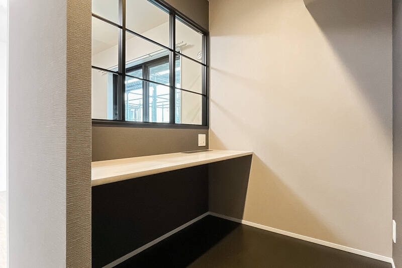 LDKに面しているとはいえ、空間の端に位置するので仕事や勉強には集中できそう。