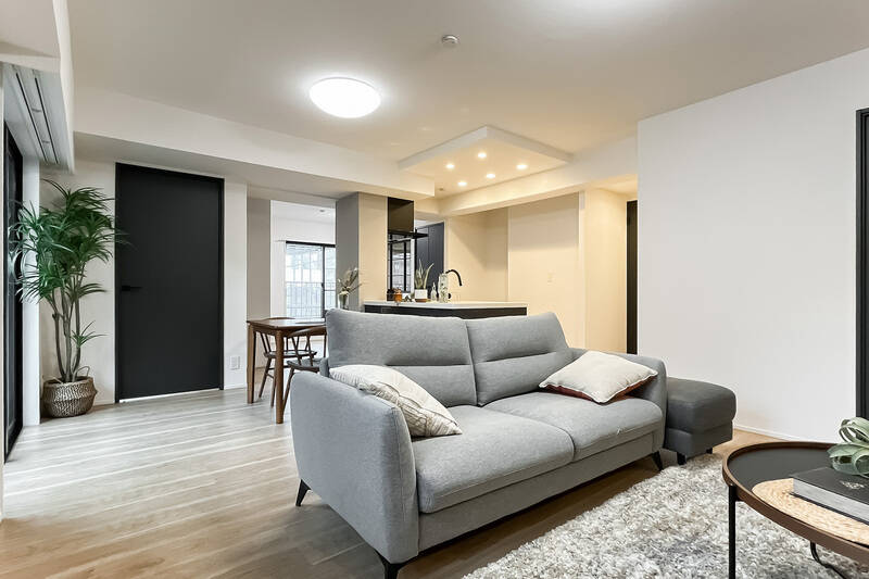 LDK全体の空間はやんわり区切られつつ、視線や声が通るのがいいですね。次に、左手に写っているブラックのドアを開けてみましょう。