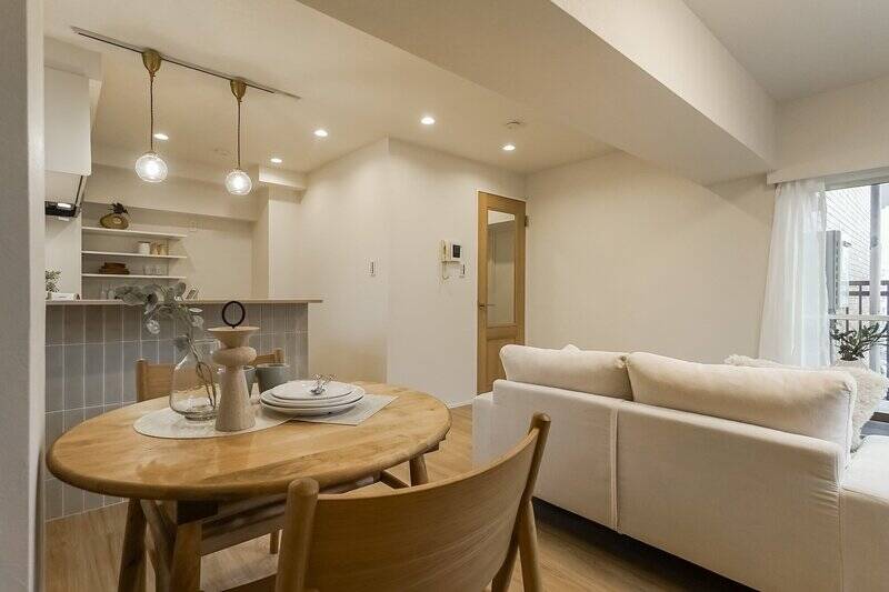 LDKはL型の間取り。キッチンが空間の中心に近い位置にあり、どこにいても自然と会話が生まれそうな距離感です。