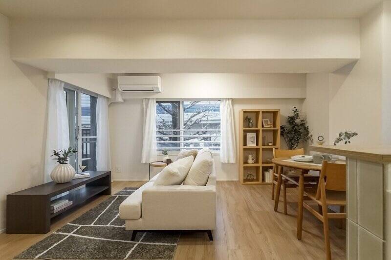 2人掛けソファとダイニングテーブルを置いても、ややゆとりを感じられる広さ。インテリアの配置は、暮らし方に合わせてアレンジできそうです。