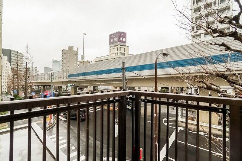 目の前には首都高速道路が通っています。視線の高さには防音壁があるため、走行中の車は見えません。