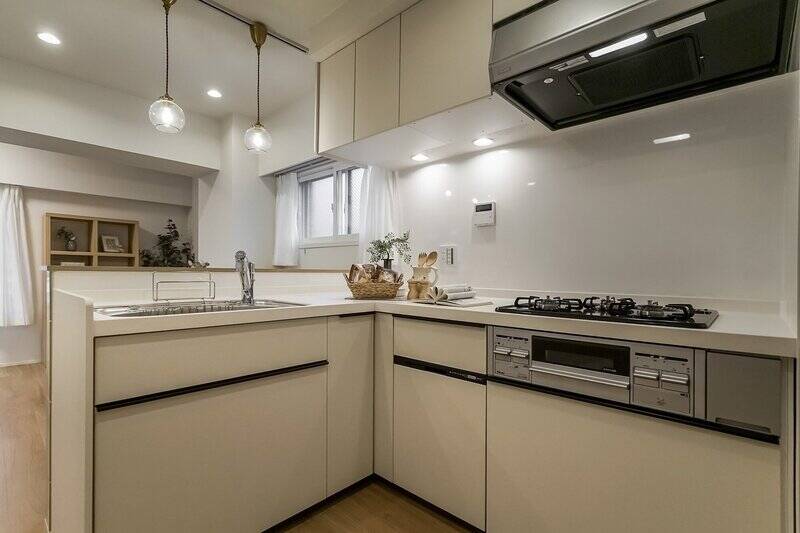 L型キッチンは、シンクとコンロを行き来しやすいレイアウトで、調理がスムーズ。食洗機や浄水器一体型水栓も備わっています。