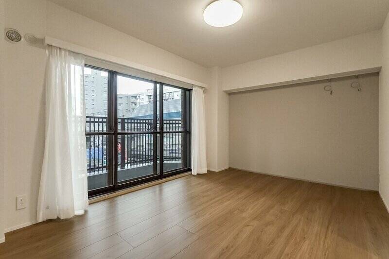 広さは約7.3帖。南向きのバルコニーに面しています。撮影時はあいにくの雨でしたが、晴れた日には気持ちよく光が入りそう。