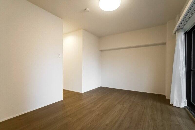 すっきりとした長方形の洋室で、ベッドのほか、ワークスペースも確保できそうなゆとりがあります。