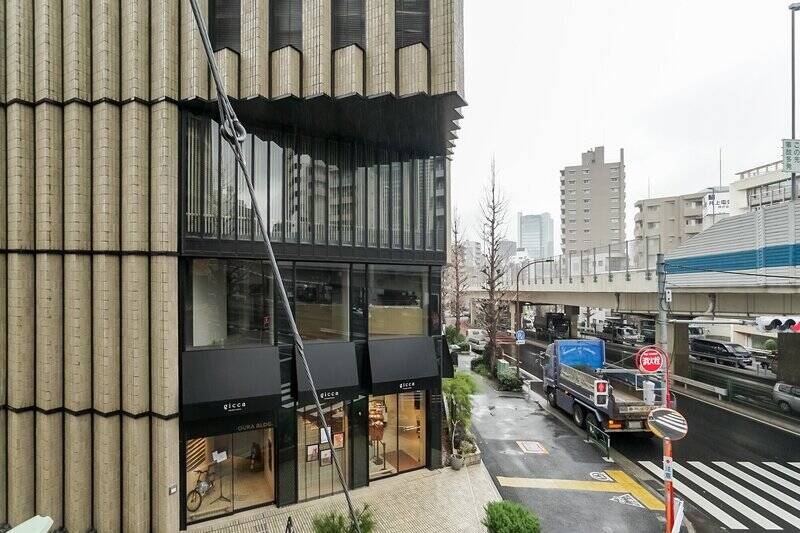 洋室からバルコニーへ出ると、目の前にはおしゃれなカフェが入るビルがあります。首都高の下を通る道路は車の往来がありますが、LDKと同様に窓は二重サッシ仕様のため、音が軽減されています。