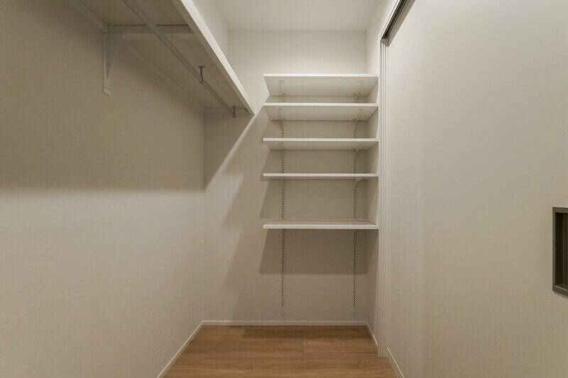 可動棚と、二面に配された枕棚とハンガーパイプ付き。洋服はもちろん、大きな荷物や季節物まで、まるっと放り込める頼もしい収納スペースです。