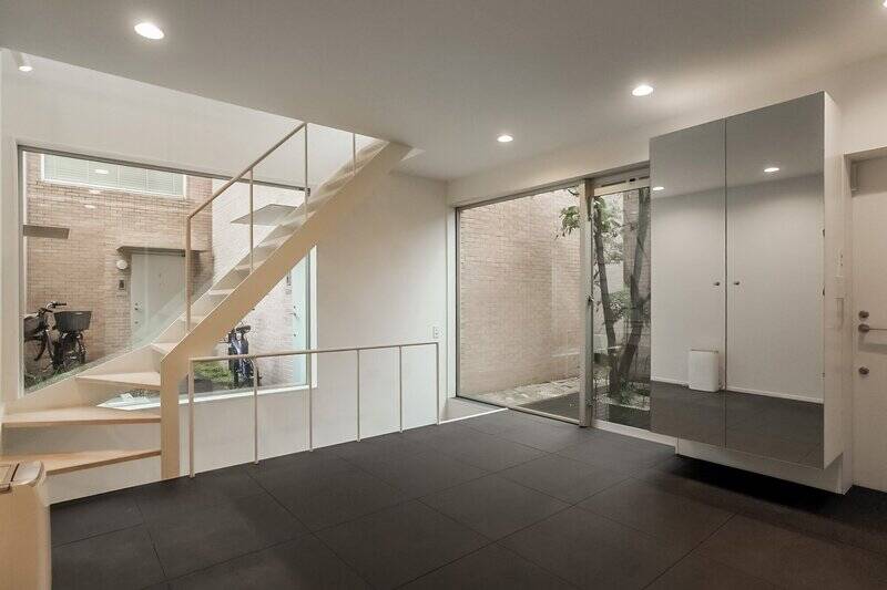 玄関を開けて現れたのは、タイル敷きのフリースペース。土間と仕切られることなく床が続いているので、そのまま土足で利用するのもよさそう。広さは約9帖。