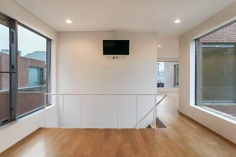 キッチンを背に一枚。北東と南西の二面に窓が取られ、とても開放的な空間です。右奥に続くスペースも見ていきましょう。