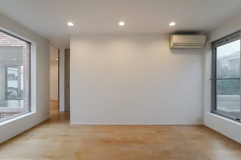 こちらは、約11.5帖のリビング。こちらも二面に窓が。行く先々で余すことなく光を感じられるというのは、気持ちがいいですね！