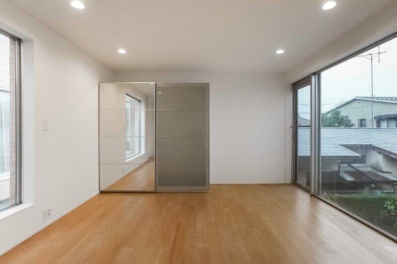 連なった正方形空間の終着点は、約11.3帖の洋室A。言わずもがな、こちらも二面採光です。