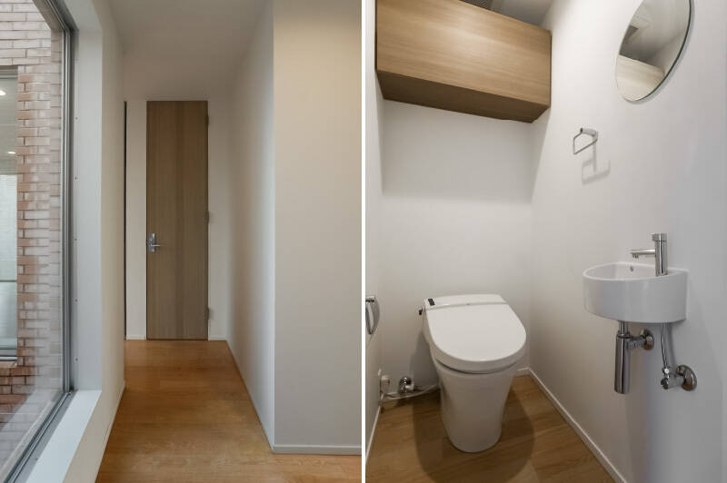 リビングから奥のスペースに進もうとすると、途中にトイレが。シンプルなデザインで、小ぶりな手洗い器が用意されています。