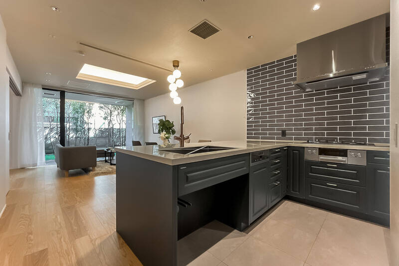 広さは約17.5帖。ナチュラルな内装の中に、ダークトーンのキッチンが印象を引き締めるアクセントになっています。