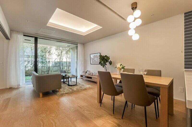 住戸は1階の所在ですが、北東向きのハイサッシのおかげで室内に開放感が生まれています。