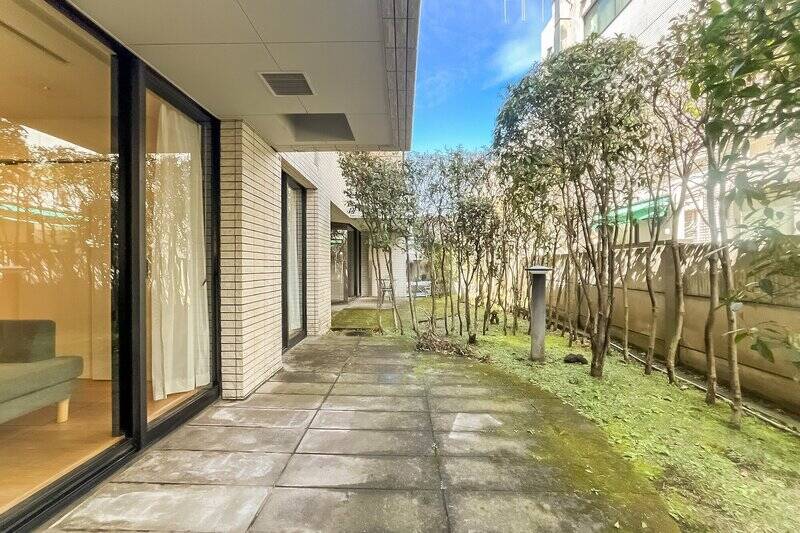 おとなりのテラスとは境がないので、視線が気になることもありそう。植物を置くなどして目隠しするのもよさそうです。