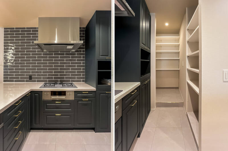 壁のサブウェイタイルやモールディング、レッドゴールド色の水栓などが印象的なデザイン。コンロは3口タイプで、フロントオープン型の食洗機を標準搭載しています。キッチン奥には可動棚付きのパントリーが。