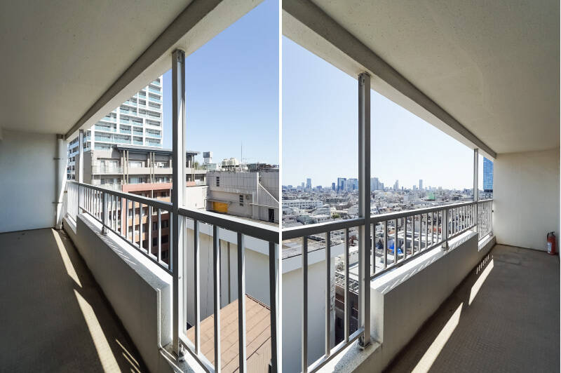 両サイドをみっちりと壁で埋めたプライベート感の強いバルコニーは、レトロな建物ならでは。早稲田通りの車の音も特に気にならず、のんびりとくつろぐことができそうです。