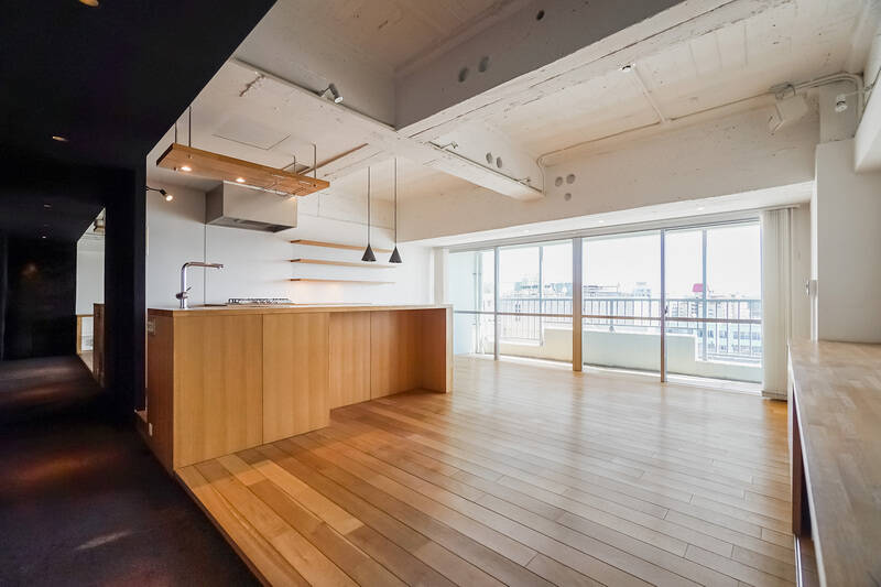 わ……南東向きの窓から入る自然光が、無垢のフローリングに反射してふわっと明るい雰囲気。白塗装で仕上げた壁・天井が、まるでダンススタジオのような印象を与えるカッコいいLDKです。