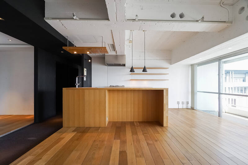 LDKは約17帖。木目が美しいアイランドキッチンを中心とした、直線的でスタイリッシュな空間となっています。