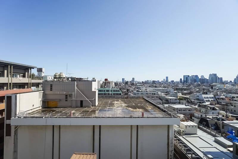 さすが9階！ バルコニーに出ると、新宿のビル群やスカイツリーが見える気持ちいい景色が広がっています。正面に見えているのは同じブロードウェイの建物なので、眺望が変わる心配も不要そう。あ〜、夜の景色も楽しみですね！