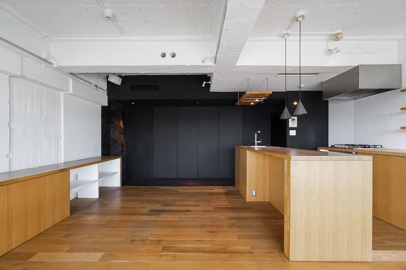 こちらは寝室の引き戸を閉めた状態。おお、建具の存在感が見事に闇に沈んでいます……このあとは、キッチン〜寝室〜水まわりの順で見ていきましょう。