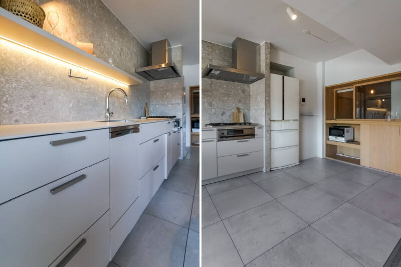 <b><b>左・</b></b>ワイドが3500mm・食洗機付きというスペックのキッチン。これはお料理したくなる♡ 壁面の石目調の大判タイルは、水跳ねや油跳ねをしてもサッと拭けて汚れ知らず。／<b><b>右・</b></b>電子レンジや炊飯器などの家電は、右手の収納に置く形になりそう。収納内は上段・下段に分かれているので、食料品のストックなどもしまえる収納力です。