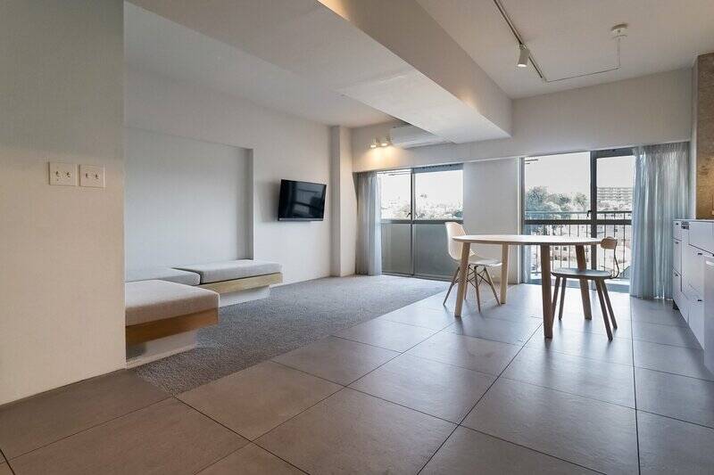 別角度からもう1枚。南東の窓から明るい光が差し込みます。ダイニング側の床はタイル貼り、リビング側はカーペット敷きになっており、素材選びにこだわりを感じますね。