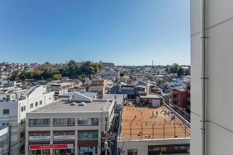 こちらはバルコニーからの眺望。高い建物はないので、視界が抜けています。