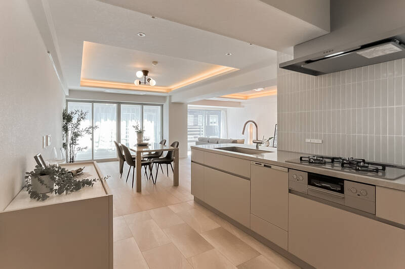 キッチンは、3口ガスコンロ・食洗機を完備。床は窓際とお揃いのフロアタイル仕様です。