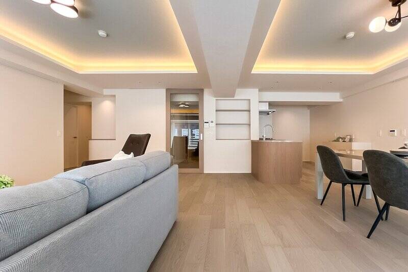 壁面にはニッチや飾り棚を設け、旅先で手に入れた民芸品やアートをギャラリーのように飾る楽しみも。