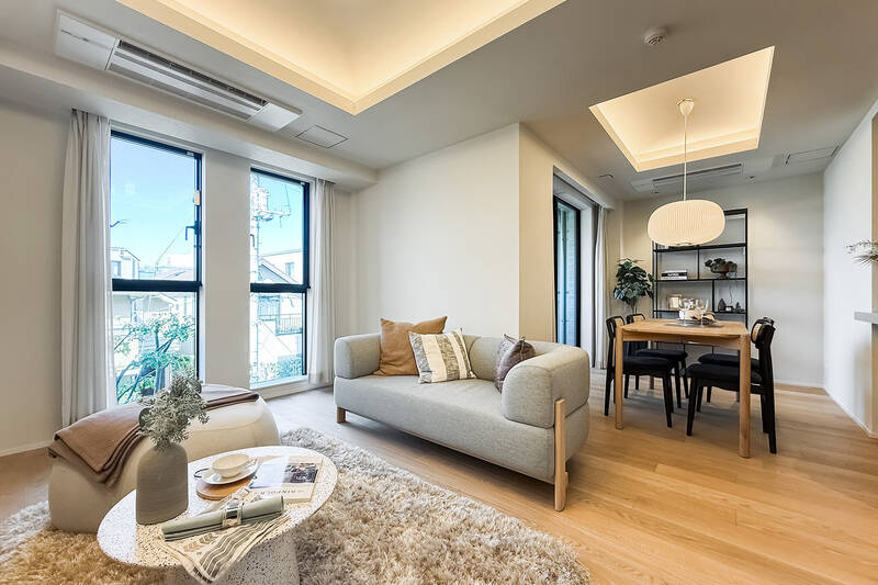 LDKの広さは約18.8帖。淡いホワイトを基調として、オークやグレーの色調で統一感を演出した空間です。折り上げ天井には間接照明を仕込み、品のある内装に仕上げます。