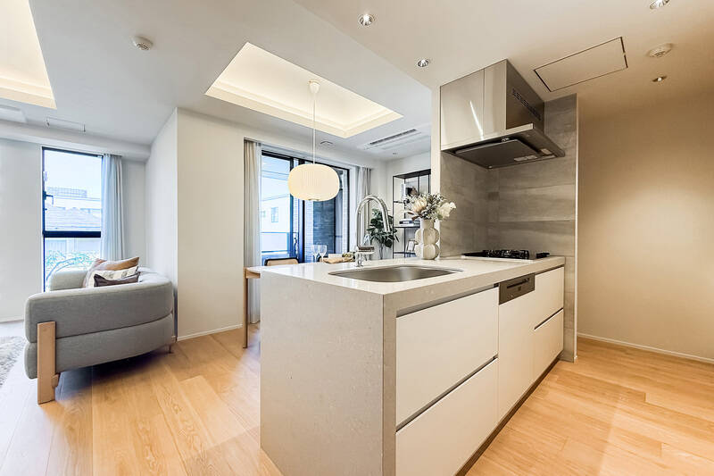 本体には、3口ガスコンロ・食洗機・ディスポーザーを完備。