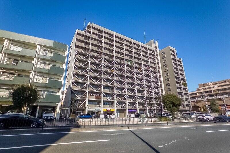 今回ご紹介する物件は、総戸数146戸の大規模マンションの最上階の角住戸です。