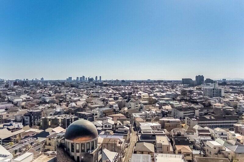 南西側には広大な空と街並みがどこまでも続きます。遮るもののない13階からの眺望は、まさに「爽快」のひとこと！眼下には環七通りが通るものの、高層階のため車の走行音などは軽減されている印象です。