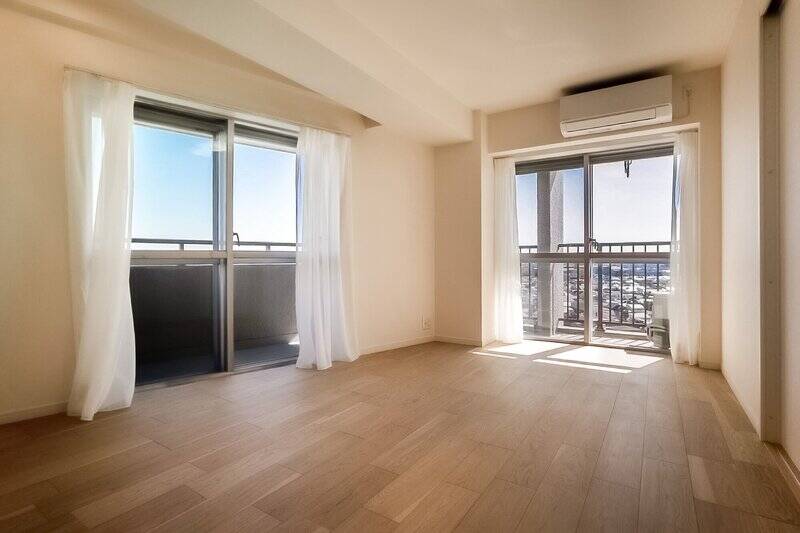 LDKと隣接する洋室A。二面に窓があり、バルコニーに直接出入りが可能です。