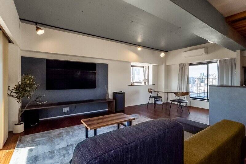 最上階の南東・南西・北西側が開口している三方角住戸。日当たり、通風ともに良好です。