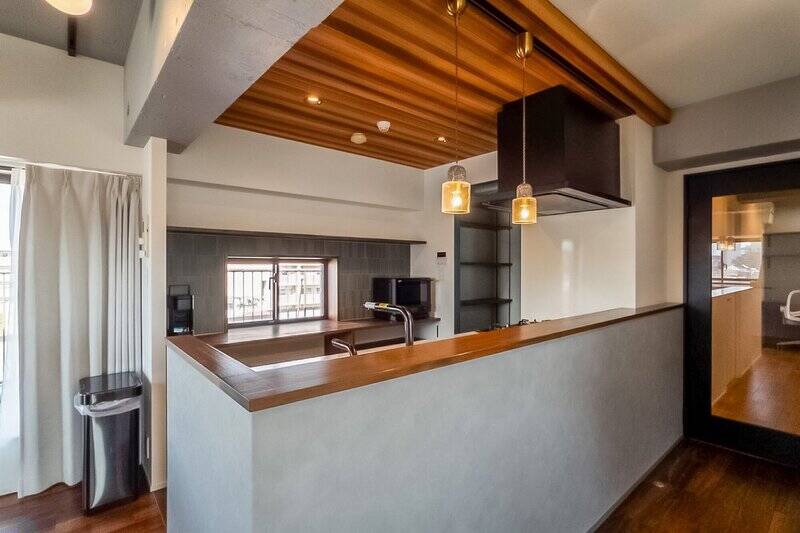 リビングダイニング（LD）の様子を伺いやすい、オープンタイプのカウンターキッチン。3口コンロ、食洗機が備わっています。