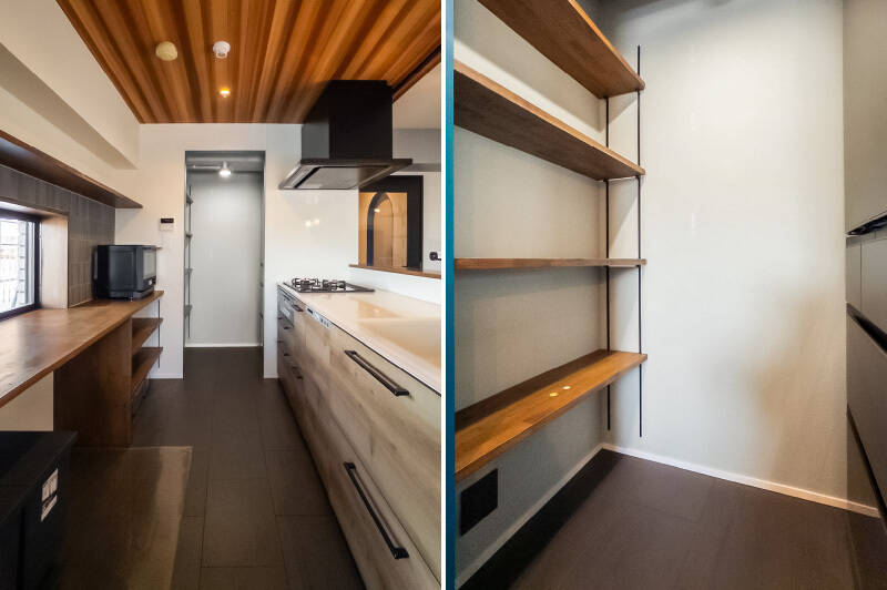 <b>左・</b>キッチンの後ろにはカウンターがあり、壁面はグレーのタイル貼りになっています。／<b>右・</b>キッチン奥にはパントリーと冷蔵庫置き場が。食品や日用品のストックはこちらに。生活感が見えづらいのはうれしいですね。