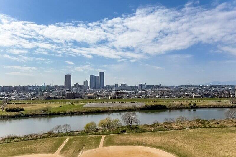 思わず叫び出したくなるくらいのいい景色！ 多摩川を挟んで眼下には「ガス橋緑地野球場」、対岸には「上平間サッカー場」、そして「新川崎」のビル群。空が広くてなんて気持ちいいんでしょう！